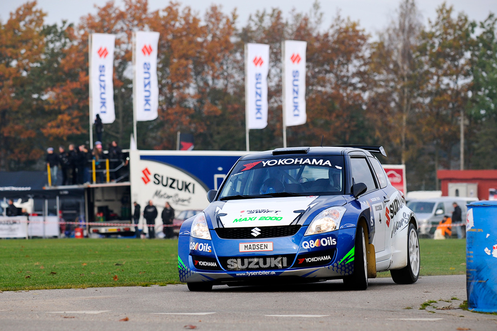 Kenneth Madsen og Carina Møller giver ny bil DM-debut.
(Foto: Rallyfotografen.dk)